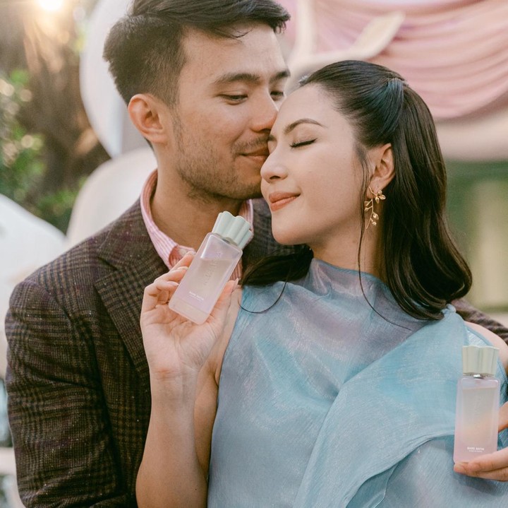 <p>Di momen ini Jessica juga memperkenalkan Bare Satin, parfum hasil kolaborasinya dengan Rahasia Fragrance. Jessica mengungkapkan bahwa peluncuran parfum tersebut menjadi bagian dari kebahagiaan yang ia rasakan.(Foto:@jscmila)</p>