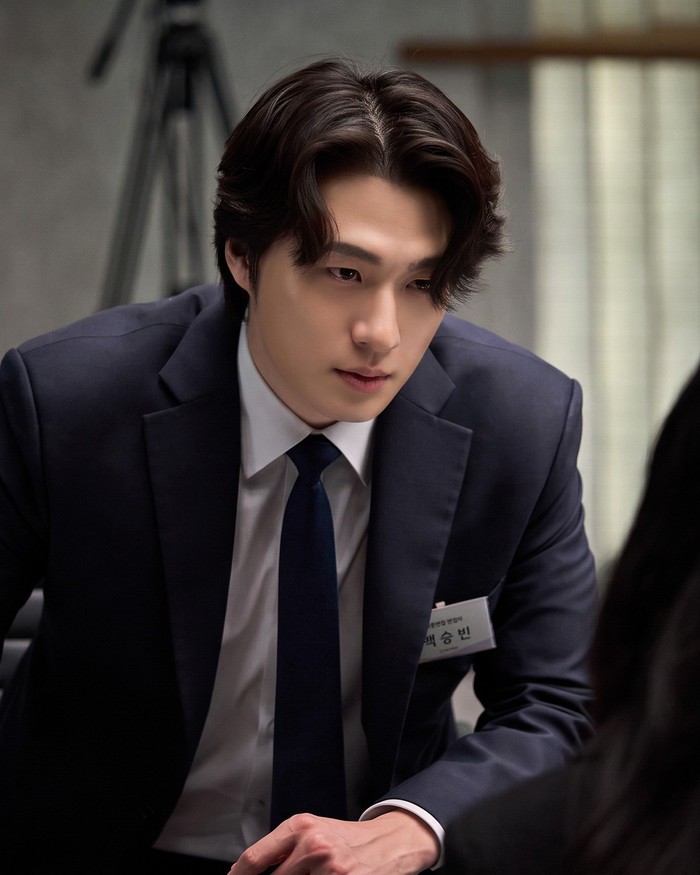 Diperankan oleh Shin Seung Ho, pelamar Baek Seun Bin adalah cerminan leader yang sigap dalam mengarahkan para kandidat pelamar. Dengan rasa tangguh dan tanggung jawab yang tinggi, ia mampu menjaga suasana tetap positif./ Foto: instagram.com/itsnew_movie