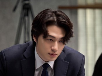 Diperankan oleh Shin Seung Ho, pelamar Baek Seun Bin adalah cerminan leader yang sigap dalam mengarahkan para kandidat pelamar. Dengan rasa tangguh dan tanggung jawab yang tinggi, ia mampu menjaga suasana tetap positif./ Foto: instagram.com/itsnew_movie