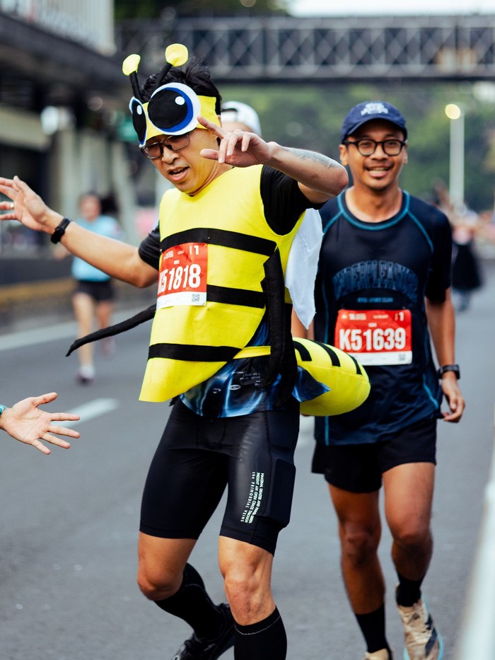 Dr. Tirta mencuri perhatian dengan kostum lebah nya, Beauties. Ia berhasil menyelesaikan race 10K dalam waktu 50 menit saja!/Foto: instagram.com/dr.Tirta