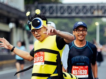 Dr. Tirta mencuri perhatian dengan kostum lebah nya, Beauties. Ia berhasil menyelesaikan race 10K dalam waktu 50 menit saja!/Foto: instagram.com/dr.Tirta