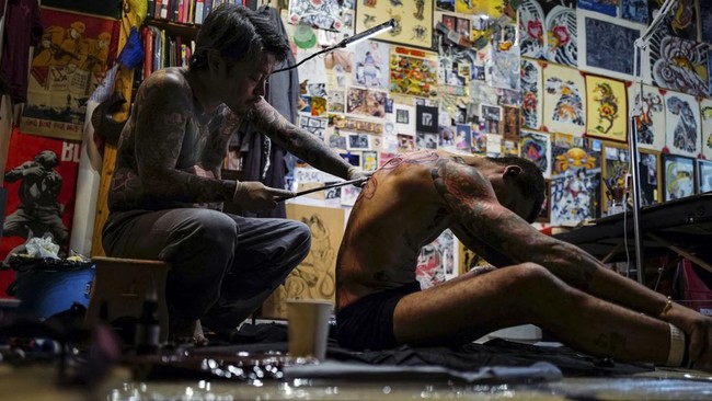 Japanese tattoo artist Horikashi, renowned for his expertise in the traditional hand-poking technique known as