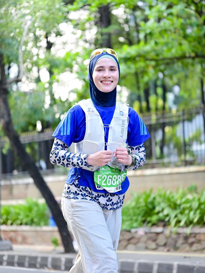 Dwi Handayani, selebgram yang menarik perhatian. Ia berhasil menyelesaikan Half Marathon 21K dalam waktu 2 jam 27 menit, Beauties/Foto: instagram.com/dwihandaanda