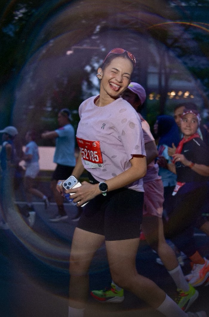Enzy Storia mewujudkan impiannya dari 7 tahun lalu untuk ikut race. Ia berhasil menuntaskan 10,18 kilometer dengan catatan waktu 1 jam 16 menit dan mencatatkan rata-rata pace 7:29 per kilometer/Foto: instagram.com/enzystoria