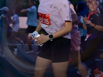 Enzy Storia mewujudkan impiannya dari 7 tahun lalu untuk ikut race. Ia berhasil menuntaskan 10,18 kilometer dengan catatan waktu 1 jam 16 menit dan mencatatkan rata-rata pace 7:29 per kilometer/Foto: instagram.com/enzystoria