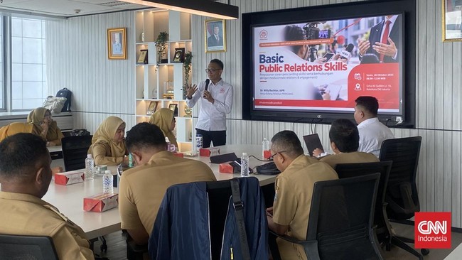 Sebanyak 10 lurah finalis Benyamin S Award (BSA) 2026 dan 10 lurah finalis BSA 2025 ikuti pelatihan dasar-dasar perhumasan di Grha Ali Sadikin Balai Kota, Jakarta Pusat, Senin (26/10).