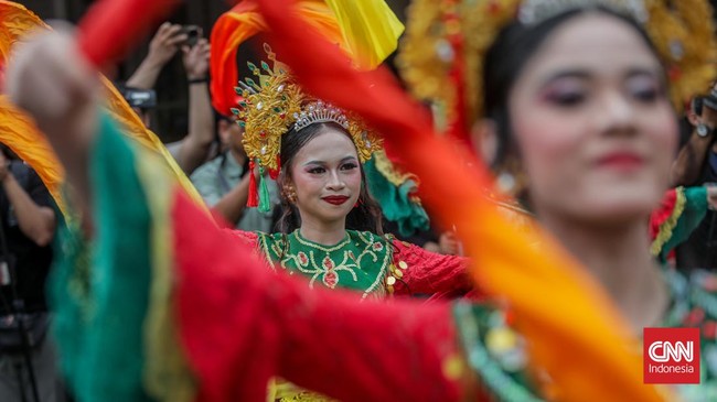 Sejumlah peserta mengikuti pawai peresmian Merah Muda Fest 2026 dari Museum Sumpah Pemuda menuju Taman Lapangan Banteng, Jakarta Pusat, Minggu (25/10). (CNN Indonesia/Febria Adha L)