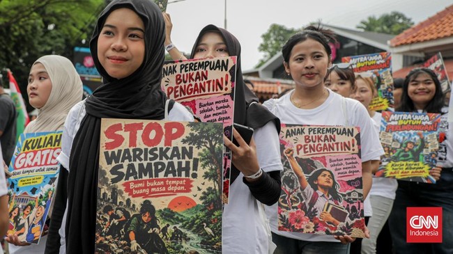Sejumlah peserta mengikuti pawai peresmian Merah Muda Fest 2026 dari Museum Sumpah Pemuda menuju Taman Lapangan Banteng, Jakarta Pusat, Minggu (25/10). (CNN Indonesia/Febria Adha L)