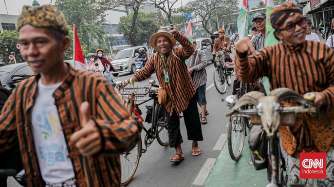 Sejumlah peserta mengikuti pawai peresmian Merah Muda Fest 2026 dari Museum Sumpah Pemuda menuju Taman Lapangan Banteng, Jakarta Pusat, Minggu (25/10). (CNN Indonesia/Febria Adha L)