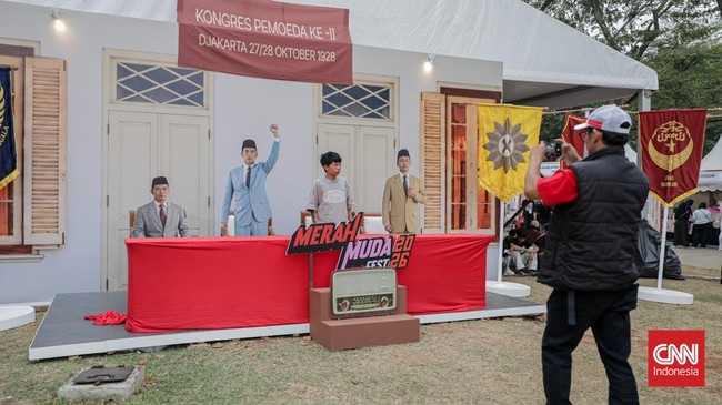 Sejumlah peserta mengikuti pawai peresmian Merah Muda Fest 2026 dari Museum Sumpah Pemuda menuju Taman Lapangan Banteng, Jakarta Pusat, Minggu (25/10). (CNN Indonesia/Febria Adha L)