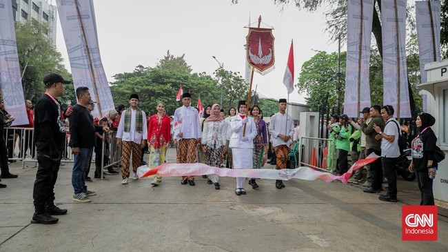 Sejumlah peserta mengikuti pawai peresmian Merah Muda Fest 2026 dari Museum Sumpah Pemuda menuju Taman Lapangan Banteng, Jakarta Pusat, Minggu (25/10). (CNN Indonesia/Febria Adha L)