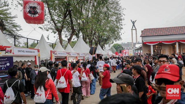 Sejumlah peserta mengikuti pawai peresmian Merah Muda Fest 2026 dari Museum Sumpah Pemuda menuju Taman Lapangan Banteng, Jakarta Pusat, Minggu (25/10). (CNN Indonesia/Febria Adha L)