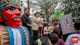 Gubernur DKI Jakartaa, Pramono Anung dan Sekjen PDIP Hasto hadiri peresmian Merah Muda Fest 2026 dari Museum Sumpah Pemuda menuju Taman Lapangan Banteng, Jakarta Pusat, Minggu (25/10). (CNN Indonesia/Febria Adha L)