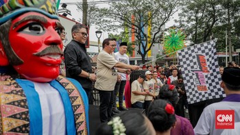 Gubernur DKI Jakartaa, Pramono Anung dan Sekjen PDIP Hasto hadiri peresmian Merah Muda Fest 2026 dari Museum Sumpah Pemuda menuju Taman Lapangan Banteng, Jakarta Pusat, Minggu (25/10). (CNN Indonesia/Febria Adha L)