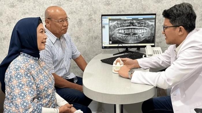 RSGM YARSI menghadirkan Nenek Kakek Dental Care Center, layanan perawatan gigi lansia terpadu & humanis bersama dokter spesialis-fasilitas lengkap satu tempat