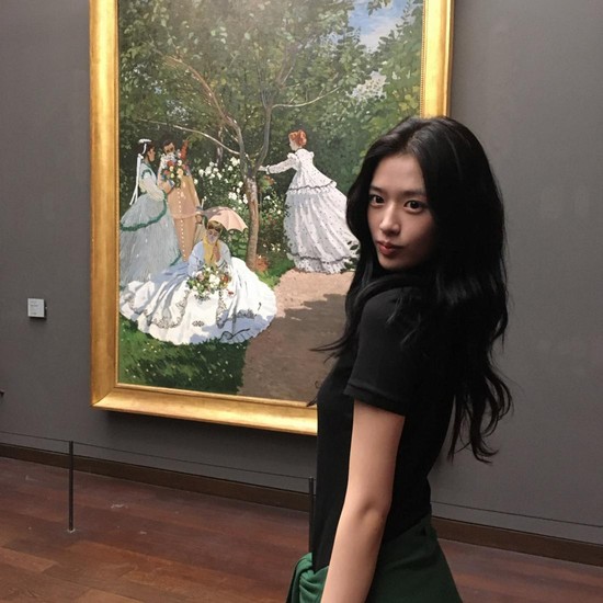 Get The Look: Inspirasi Gaya untuk Museum Date ala Yujin IVE