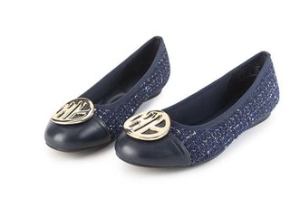 Flat Shoes Navy Cocok dengan Baju Warna Apa? 6 Padu Padan untuk Kerja dan Acara