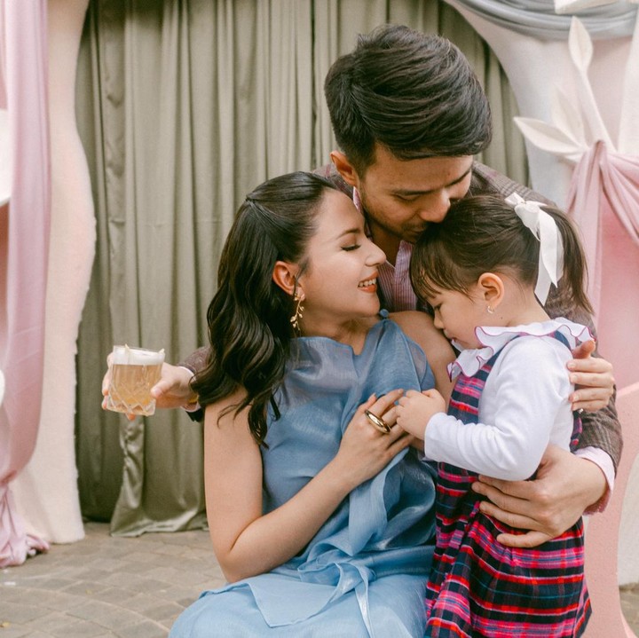 <p>Jessica Mila dan Yakup Hasibuan menggelar acara gender reveal dengan dekorasi bernuansa putih, biru, dan merah muda. Deretan kursi tertata rapi untuk tamu udangan yang hadir ikut meriahkan acara ini.(Foto:@jscmila)</p>