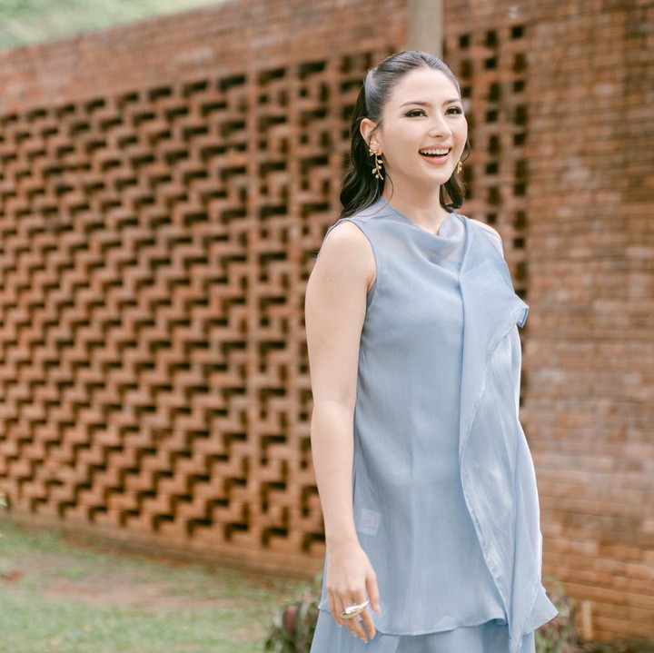 <p>Jessica Mila mengungkapkan rasa bahagianya setelah mengetahui jenis kelamin calon anak keduanya. Ia mengaku masih menikmati kebahagiaan dari momen spesial tersebut."Masih menikmati kebahagiaan yang begitu melimpah dari hari ini," tuturnya.(Foto:@jscmila)</p>