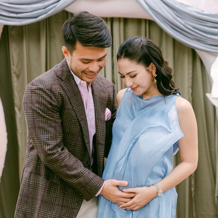 <p>Jessica tampil menawan mengenakan gaun serba biru di gender reveal calon anak keduanya. Sedangkan Yakup tampak gagah dengan setelan jas yang dipadukan kemeja bermotif garis-garis.(Foto:@jscmila)</p>