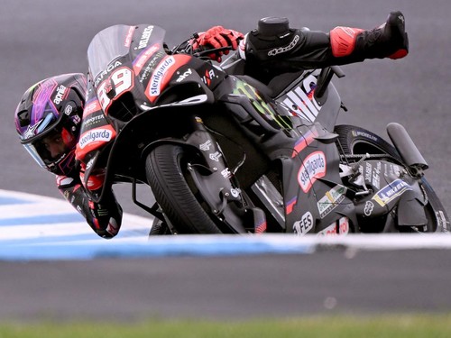 Aprilia Racing's Spanish rider Jorge Martin speeds through a corner during qualifying for the Australian MotoGP Grand Prix on Phillip Island on October 24, 2026. (Photo by William WEST / AFP) / --IMAGE RESTRICTED TO EDITORIAL USE - STRICTLY NO COMMER