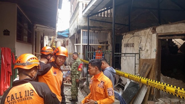 Ledakan dahsyat diduga akibat kebocoran tabung gas elpiji 12 kilogram menghancurkan belasan bangunan di Jalan Kupang Segunting, Kelurahan Dr Soetomo, Kecamatan Tegalsari, Surabaya, pada Senin (26/10) pagi. Insiden ini mengakibatkan dua lansia terluka