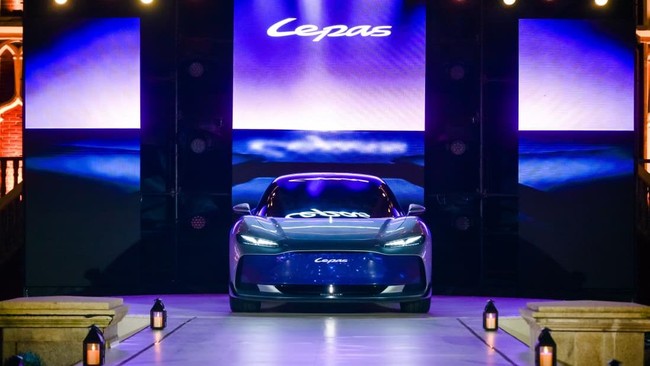 Lepas Aura menjalani debut global di China, namun belum diungkap apakah bakal menjadi mobil listrik murni atau Plug-in Hybrid Electric Vehicle (PHEV).