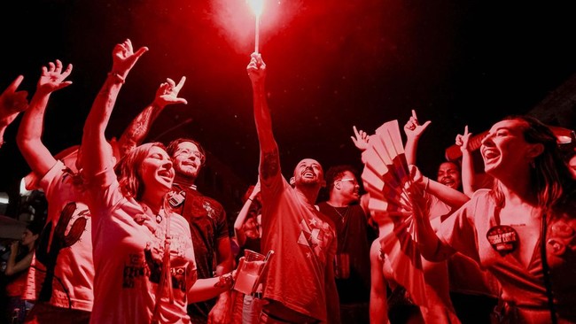 Brazil's President Luiz Inacio Lula da Silva, the Workers' Party (PT) candidate for re-election, alongside Vice President Geraldo Alckmin, gestures as he addresses supporters after his victory in the presidential runoff election, at Paulista Avenue,