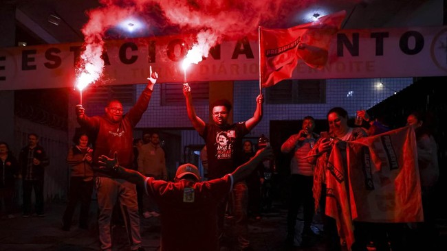 Brazil's President Luiz Inacio Lula da Silva, the Workers' Party (PT) candidate for re-election, alongside Vice President Geraldo Alckmin, gestures as he addresses supporters after his victory in the presidential runoff election, at Paulista Avenue,