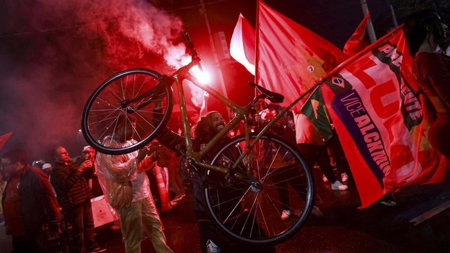 Brazil's President Luiz Inacio Lula da Silva, the Workers' Party (PT) candidate for re-election, alongside Vice President Geraldo Alckmin, gestures as he addresses supporters after his victory in the presidential runoff election, at Paulista Avenue,