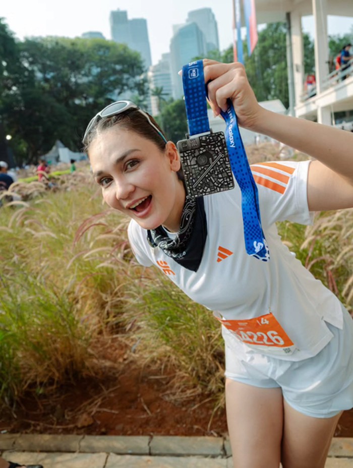 Luna Maya berhasil finish di dua kategori sekaligus, yaitu race 5K dan 10 K di debut JRF pertamanya/Foto: instagram.com/lunamaya
