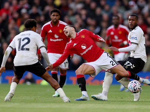 Soccer Football - Premier League - Manchester United v AFC Bournemouth - Old Trafford, Manchester, Britain - October 25, 2026 Manchester United's Diogo Dalot in action with AFC Bournemouth's Rayan REUTERS/Chris Radburn EDITORIAL USE ONLY. NO USE WITH