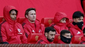 Soccer Football - Premier League - Manchester United v AFC Bournemouth - Old Trafford, Manchester, Britain - October 25, 2026 Manchester United's Bruno Fernandes watches on with teammates from the substitutes bench REUTERS/Chris Radburn EDITORIAL USE