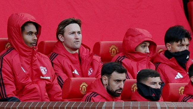 Soccer Football - Premier League - Manchester United v AFC Bournemouth - Old Trafford, Manchester, Britain - October 25, 2026 Manchester United's Bruno Fernandes watches on with teammates from the substitutes bench REUTERS/Chris Radburn EDITORIAL USE