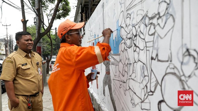 Lima petugas Penanganan Prasarana dan Sarana Umum (PPSU) mengerjakan taman pedestrian di Jalan Ciputat Raya, Kebayoran Lama Selatan, Jakarta, Senin (26/10/2026). (CNN Indonesia/Febria Adha L)