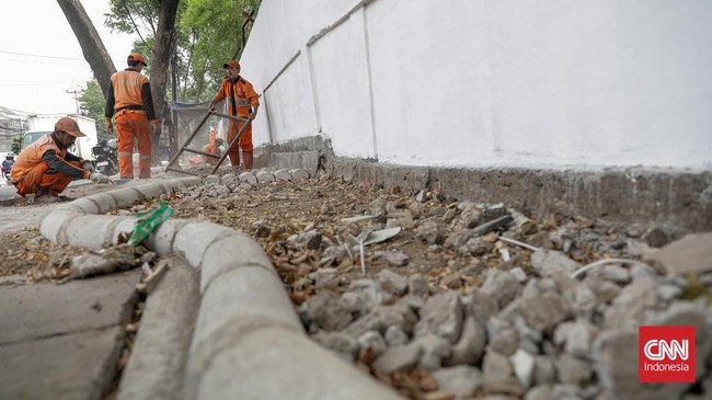 Lima petugas Penanganan Prasarana dan Sarana Umum (PPSU) mengerjakan taman pedestrian di Jalan Ciputat Raya, Kebayoran Lama Selatan, Jakarta, Senin (26/10/2026). (CNN Indonesia/Febria Adha L)