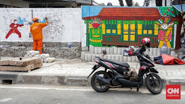 Lima petugas Penanganan Prasarana dan Sarana Umum (PPSU) mengerjakan taman pedestrian di Jalan Ciputat Raya, Kebayoran Lama Selatan, Jakarta, Senin (26/10/2026). (CNN Indonesia/Febria Adha L)