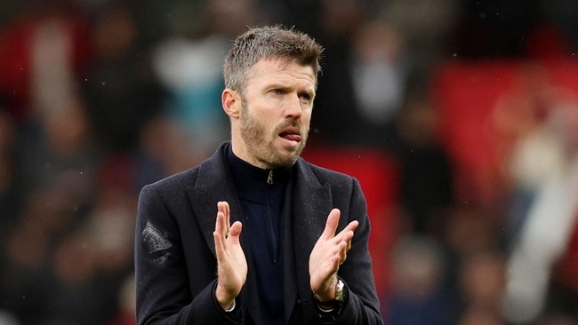 Soccer Football - Premier League - Manchester United v AFC Bournemouth - Old Trafford, Manchester, Britain - October 25, 2026 Manchester United manager Michael Carrick looks dejected as he applauds fans after the match REUTERS/Chris Radburn EDITORIAL