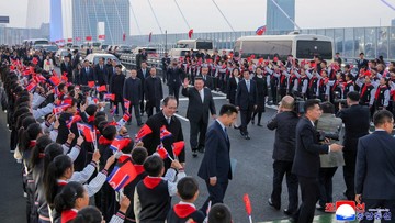 FOTO: Momen Kim Jong Un Kunjungi China Lewat Jembatan Baru