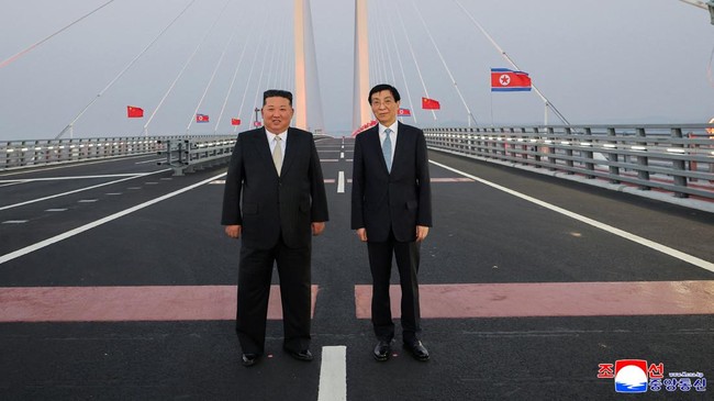 North Korean leader Kim Jong Un and Chinese People's Political Consultative Conference (CPPCC) Chairman Wang Huning pose for a photograph on the New Yalu River Bridge linking Dandong, China, and Sinuiju, North Korea, during Kim's visit to Dandong, Li