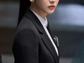 Moon Hye In yang diperankan oleh Cho Yi Hyun merupakan salah satu dari enam pelamar yang dikenal tenang sekaligus tangguh. Ia selalu menjaga jarak dan mengamati situasi, tetapi akan bertindak saat momen yang tepat tiba./ Foto: instagram.com/itsnew_movie