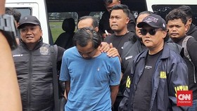 Direktur Ditreskrimum Polda Jatim Kombes Pol Roy H M Sihombing mengungkap motif asmara dibalik pembunuhan keji yang dilakukan pria di Madiun, Dwi Bagus Martono alias DBM (40), terhadap istri sirinya Dini Hardiyanti (30) dan anaknya AGF (4) dengan kej