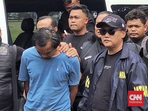 Direktur Ditreskrimum Polda Jatim Kombes Pol Roy H M Sihombing mengungkap motif asmara dibalik pembunuhan keji yang dilakukan pria di Madiun, Dwi Bagus Martono alias DBM (40), terhadap istri sirinya Dini Hardiyanti (30) dan anaknya AGF (4) dengan kej