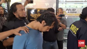Direktur Ditreskrimum Polda Jatim Kombes Pol Roy H M Sihombing mengungkap motif asmara dibalik pembunuhan keji yang dilakukan pria di Madiun, Dwi Bagus Martono alias DBM (40), terhadap istri sirinya Dini Hardiyanti (30) dan anaknya AGF (4) dengan kej
