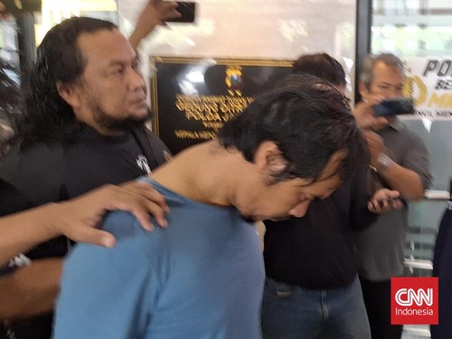 Direktur Ditreskrimum Polda Jatim Kombes Pol Roy H M Sihombing mengungkap motif asmara dibalik pembunuhan keji yang dilakukan pria di Madiun, Dwi Bagus Martono alias DBM (40), terhadap istri sirinya Dini Hardiyanti (30) dan anaknya AGF (4) dengan kej