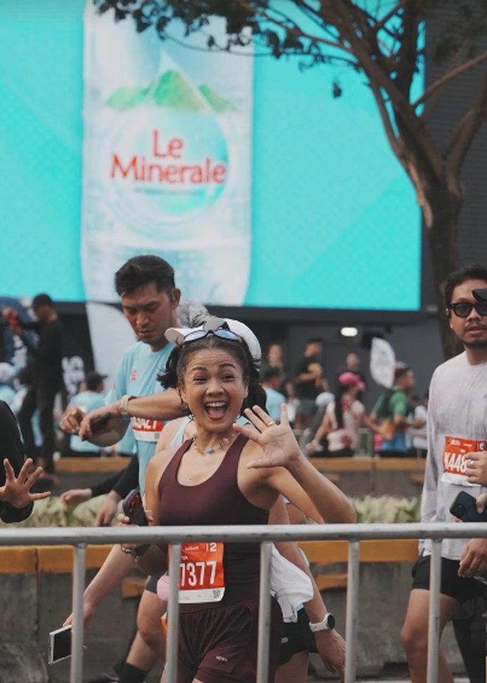 Nirina Zubir menarik perhatian di JRF 2026. Ia berhasil mencapai garis finish dan race 10K dengan penuh energi dan seperti julukan dirinya, emak-emak anti kendor!/Foto: instagram.com/nirinazubir