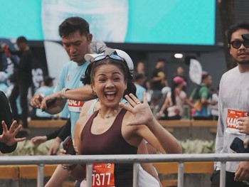 Nirina Zubir menarik perhatian di JRF 2026. Ia berhasil mencapai garis finish dan race 10K dengan penuh energi dan seperti julukan dirinya, emak-emak anti kendor!/Foto: instagram.com/nirinazubir