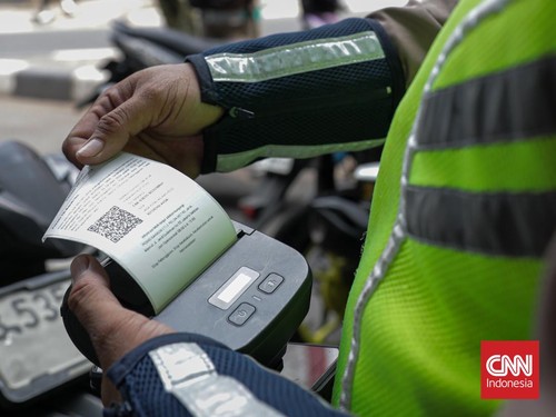 Sejumlah petugas kepolisian menilang pengendara sepeda motor dalam Operasi Patuh Jaya 2026 di Jalan Kemanggisan Raya, Slipi, Jakarta, Senin (26/10/2026). (CNN Indonesia/Febria Adha L)
