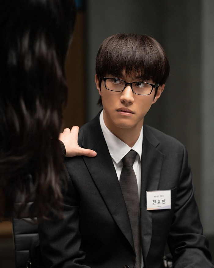 Pelamar Jeon Yo Han (Kwang Dong Yeon) terbiasa menyendiri dan menjaga jarak dari orang lain. Karena berpegang teguh pada standarnya sendiri, ia membawa ketegangan halus bahkan dalam situasi yang hangat./ Foto: instagram.com/itsnew_movie