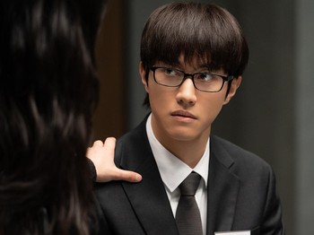 Pelamar Jeon Yo Han (Kwang Dong Yeon) terbiasa menyendiri dan menjaga jarak dari orang lain. Karena berpegang teguh pada standarnya sendiri, ia membawa ketegangan halus bahkan dalam situasi yang hangat./ Foto: instagram.com/itsnew_movie